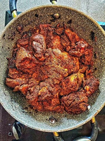 Add marinated chicken to curry