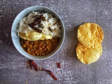 fragrant rice with green peas curry